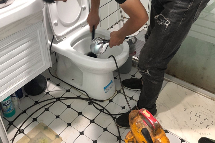 松山马桶堵塞自己疏通还是找师傅?专业上门服务让你省时更省心